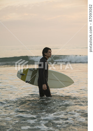 一個人在早晨的海中衝浪 一個人在早晨的海中衝浪 87093082