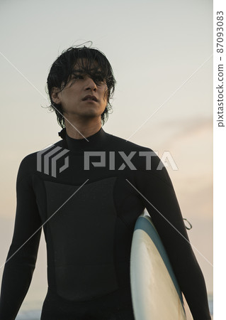 一個人在早晨的海中衝浪 一個人在早晨的海中衝浪 87093083