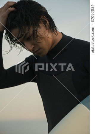 一個人在早晨的海中衝浪 一個人在早晨的海中衝浪 87093084