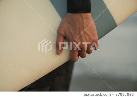 一個人在早晨的海中衝浪 一個人在早晨的海中衝浪 87093086