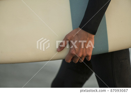 一個人在早晨的海中衝浪 一個人在早晨的海中衝浪 87093087