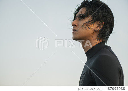 一個人在早晨的海中衝浪 一個人在早晨的海中衝浪 87093088