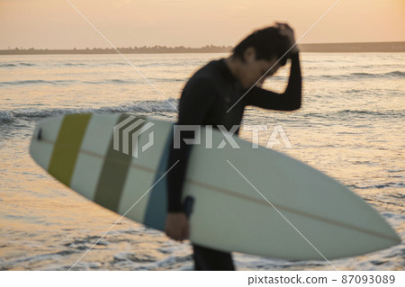 一個人在早晨的海中衝浪 一個人在早晨的海中衝浪 87093089
