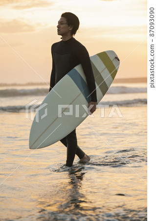 一個人在早晨的海中衝浪 一個人在早晨的海中衝浪 87093090