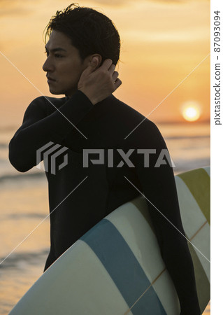 一個人在早晨的海中衝浪 一個人在早晨的海中衝浪 87093094