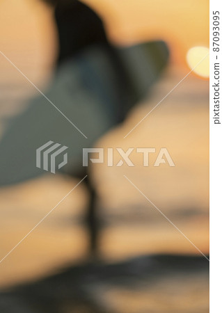 一個人在早晨的海中衝浪 一個人在早晨的海中衝浪 87093095