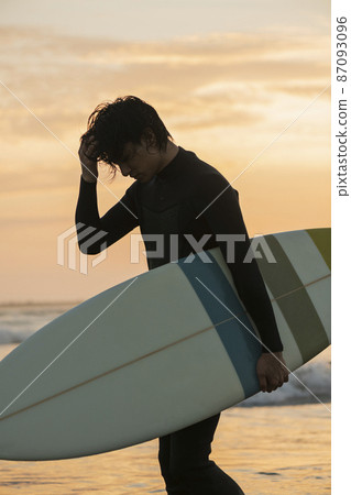 一個人在早晨的海中衝浪 一個人在早晨的海中衝浪 87093096