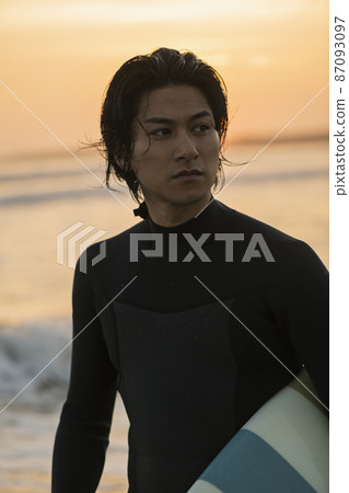 一個人在早晨的海中衝浪 一個人在早晨的海中衝浪 87093097