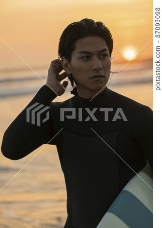 一個人在早晨的海中衝浪 一個人在早晨的海中衝浪 87093098