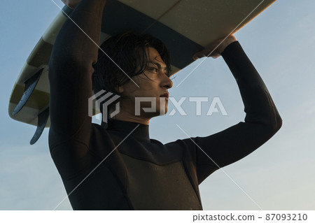 一個人在早晨的海中衝浪 87093210
