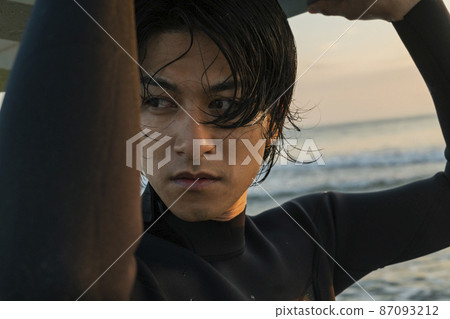 一個人在早晨的海中衝浪 87093212