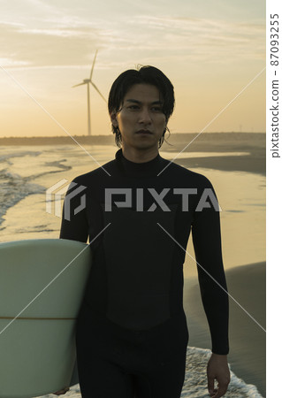 一個人在早晨的海中衝浪 87093255