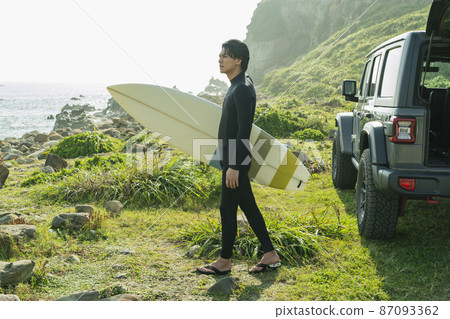 Man with a surfboard 87093362