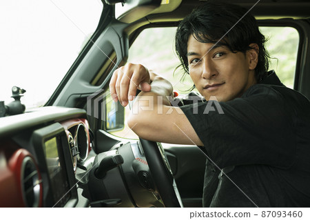 一個人開車 87093460