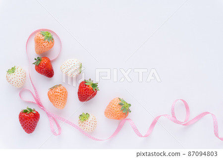 Spring-like cute frame of three-colored strawberries 87094803