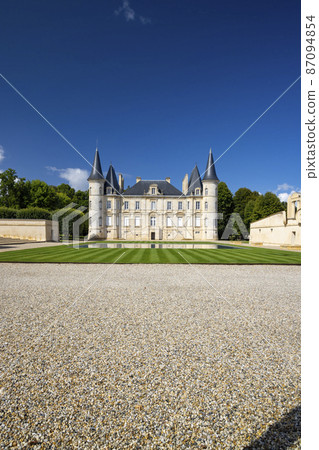 Chateau Pichon Longueville Baron, Medoc, France Chateau Pichon Longueville Baron, Medoc, France 87094854