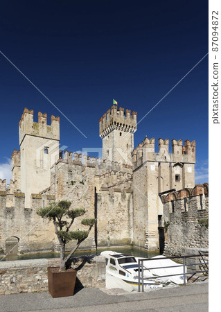 Sirmione castle, Lake Garda, Lombardy region, Italy 87094872