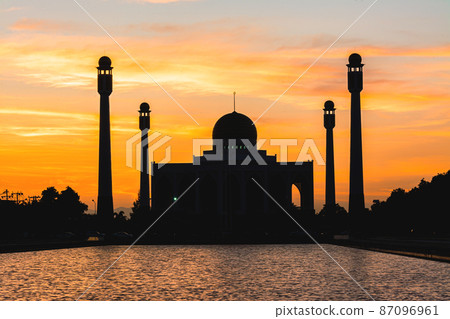 Songkhla Central Mosque in day to night with colorful skies at sunset and the lights of the mosque and reflections in the water in landmark landscape concept Songkhla Central Mosque in day to night with colorful skies at sunset and the lights of the mosque and reflections in the water in landmark landscape concept 87096961