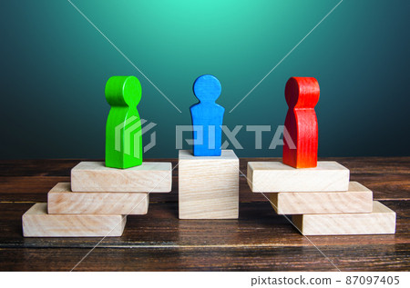 The judge is resolving the conflict. Determination of the correctness of the parties, the search for a compromise. Mediation of conflicting parties. Dispute resolution of opposing sides 87097405