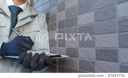 Workers inspecting the outer walls of condominiums | Survey / estimation image 87097750