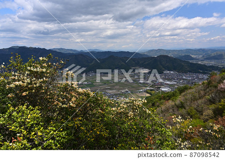 Kuroi Castle Ruins from Mukaiyama Mountain Range Kuroi Castle Ruins from Mukaiyama Mountain Range 87098542