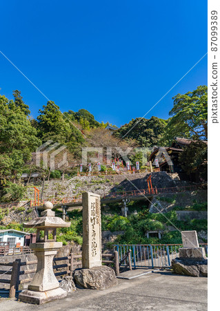從滋賀縣長濱市琵琶湖碼頭看到的築部島法言寺早晨 87099389