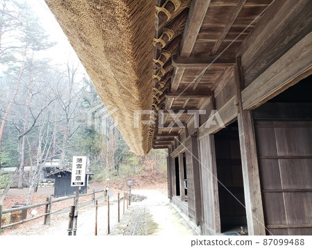 茅草屋頂下 87099488