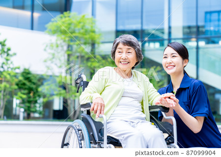 一位坐在輪椅上的高級女性和一名認證護理員“LINK FOREST” 87099904