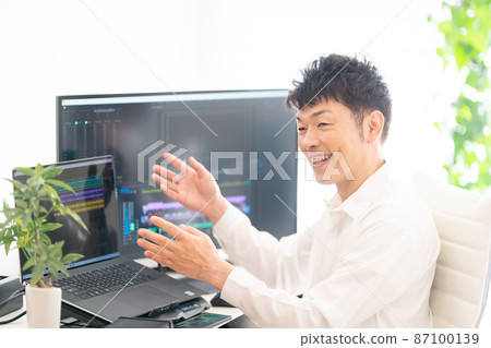 視頻/視頻創作者男性筆記本電腦視頻製作 視頻/視頻創作者男性筆記本電腦視頻製作 87100139