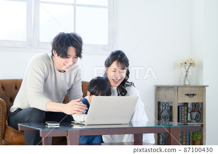 Parent-child copy space Aori who talks with parents in the countryside on a computer Parent-child copy space Aori who talks with parents in the countryside on a computer 87100430
