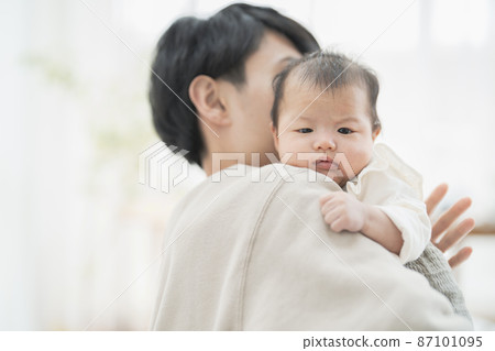 兩個月大的寶寶被爸爸抱 87101095
