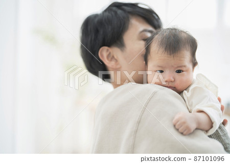 兩個月大的寶寶被爸爸抱 兩個月大的寶寶被爸爸抱 87101096