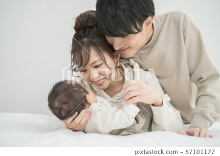 2個月大的寶寶和父母 87101177