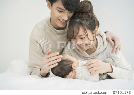 2個月大的寶寶和父母 87101178