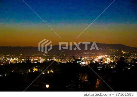 從若草山看奈良市夜景 從若草山看奈良市夜景 87101593