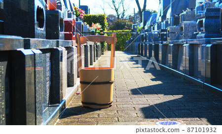 Scenery of a graveyard with a tub 87101932