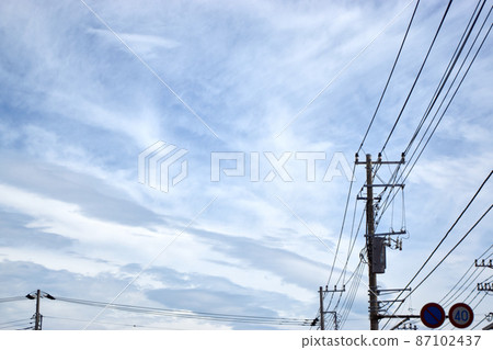 天空/雲彩/多雲/電線/電線桿/複製空間/風景/背景 87102437