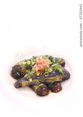 炸茄子ankake，夏季蔬菜菜，明亮的背景 87102442