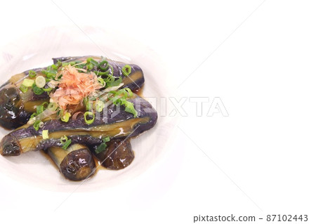 炸茄子ankake,夏季蔬菜菜,明亮的背景 炸茄子ankake,夏季蔬菜菜,明亮的背景 87102443