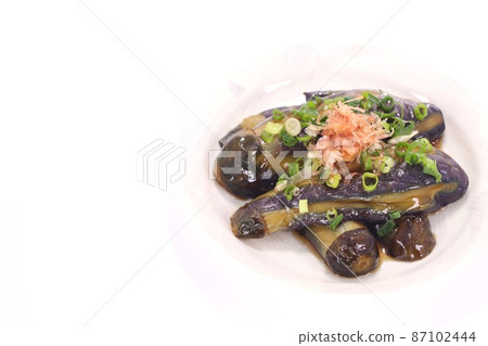 炸茄子ankake，夏季蔬菜菜，明亮的背景 87102444
