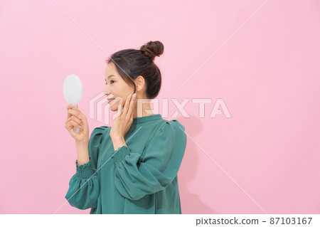 20 多歲粉紅色背景中的女性肖像 87103167