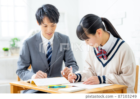 在補習班學習的女孩和老師 87103249