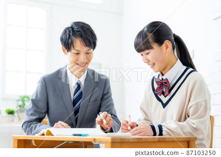 在補習班學習的女孩和老師 87103250