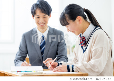 在補習班學習的女孩和老師 在補習班學習的女孩和老師 87103252