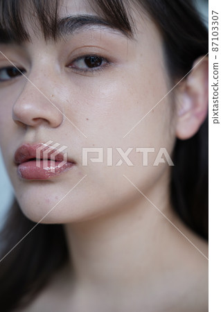 Simple female portrait 87103307