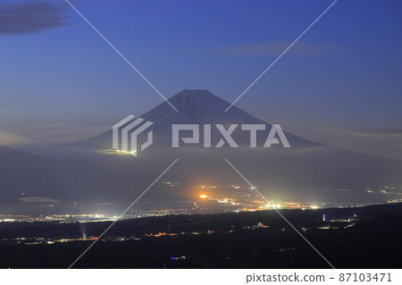 伊豆天際線的富士山和夜景 87103471