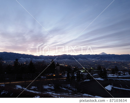 在黎明的天空看到的富士山 87103634