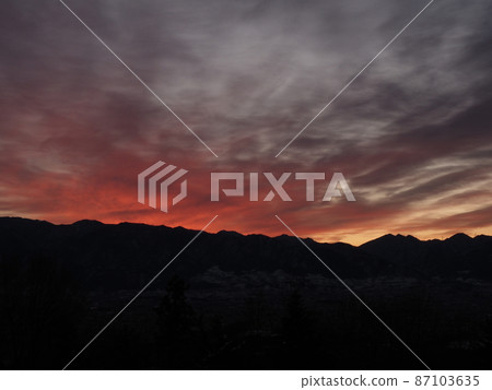 在黎明的天空看到的富士山 87103635