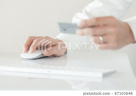 輸入卡片信息的已婚男人的手 87103646