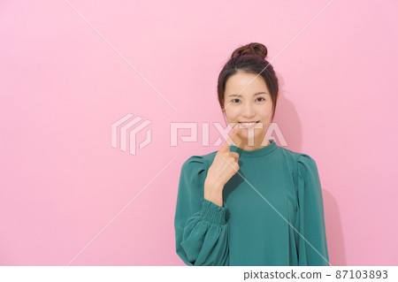 20 多歲的女性口腔護理粉紅色背景 20 多歲的女性口腔護理粉紅色背景 87103893